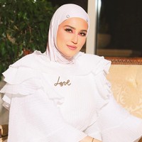 Dalal Aldoub diikuti lebih dari 2,5 juta pengguna Instagram. Melalui postingan di Instagram, blog dan YouTube, Dalal kerap berbagi tips makeup hingga fashion.Foto: Instagram @dalalid