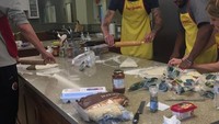 Sukses di bidang olahraga basket. Ternyata Kuzma juga punya bakat terpendam dalam bidang masak memasak, lihat saja nih ekspresi seriusnyas aat sedang memipihkan adonan kue. Foto: Instagram @kuz
