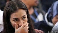 Atiqah Hasiholan terlihat tegang mendengarkan pembacaan vonis untuk ibunya itu.