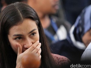 Atiqah Rayakan HUT Ratna Sarumpaet, Rio Dewanto Datang Menyusul