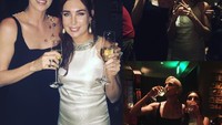 Bersama rekannya, Charlize memamerkan berbagai pose ketika menikmati champagne. Usia yang matang tak membuat dirinya tampil tua, ia justru terlihat tetap cantik. Foto: instagram @charlizeafrica