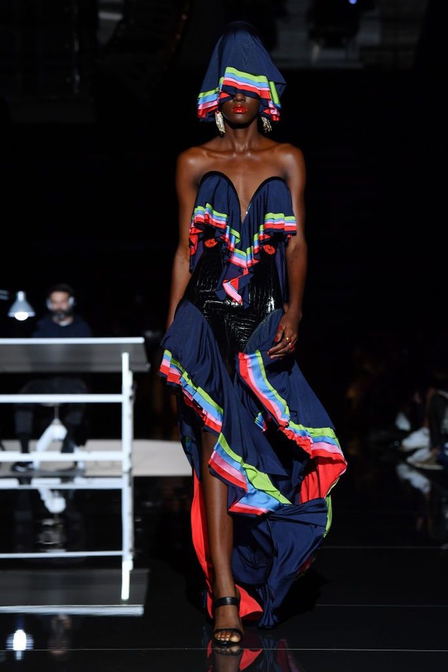 Lagi dari koleksi Haute Couture Fall/Winter 2019 2020 Schiaparelli, seorang model memakai busana yang dilengkapi penutup kepala yang menjuntai hingga menutupi matanya. Foto: Pascal Le Segretain/Getty Images