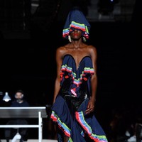 Lagi dari koleksi Haute Couture Fall/Winter 2019 2020 Schiaparelli, seorang model memakai busana yang dilengkapi penutup kepala yang menjuntai hingga menutupi matanya. Foto: Pascal Le Segretain/Getty Images