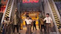 Para anak yatim juga menikmati wahana Jurassic Island. Jurassic Island mengawinkan wahana jenis flume ride dengan immersive 4D.