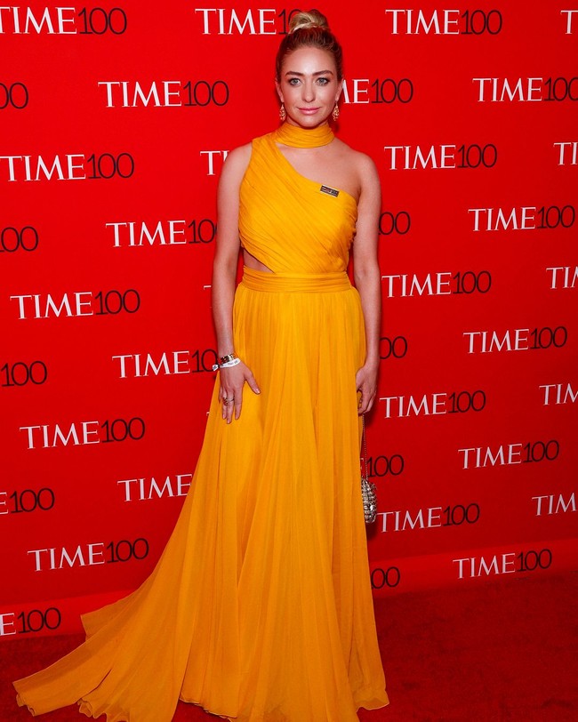 Menurut Forbes, kekayaan Whitney diperkirakan mencapai $300 juta atau sekitar Rp 4,2 triliunan. Tak heran jika Whitney sering tampil mewah di berbagai kesempatan dan sering liburan mewah. Foto: Instagram @whitney