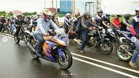 Pria berusia 62 tahun ini sempat menjajal berbagi model motor baik saat melakukan blusukan ke warga ataupun menghabiskan waktu dengan touring bersama komunitas. Istimewa/Dok. Instagram @nurdin757.
