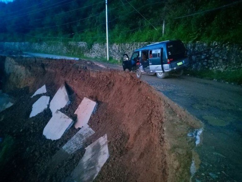Mobil terjebak di jalanan longsor. Foto: Autoindustriya Mobil terjebak di jalanan longsor. Foto: Autoindustriya
