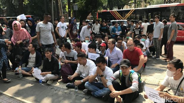 Pencari Suaka Merangsek ke Depan Kantor UNHCR, Minta Hak-haknya Dipenuhi