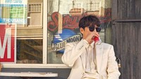 Dalam sebuah pemotretan dengan majalah ternama, Gong Yoo memakai setelan rapih. Tapi saat menenggak minuman kaleng, ia justru terlihat sangat santai. Foto: Instagram yooshimy
