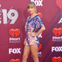 Menerima penghargaan di iHeartRadio Music Awards 2019, Taylor Swift juga tamil seksi berbalut romper sequin berkilauan. Romper atau playsuit membuat penampilan terlihat lebih imut sekaligus seksi. Foto: Frazer Harrison/Getty Images