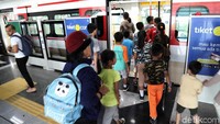 Sejumlah warga mengantre untuk menjajal LRT Kelapa Gading-Velodrome ini.