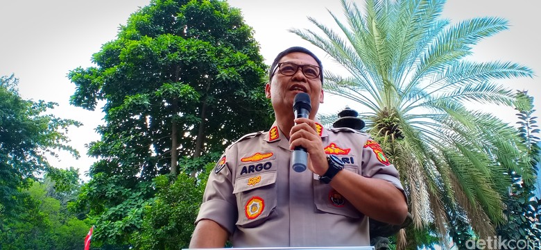 Api di Ruang Bawah Tanah Polda Metro Berhasil Dipadamkan Api di Ruang Bawah Tanah Polda Metro Berhasil Dipadamkan