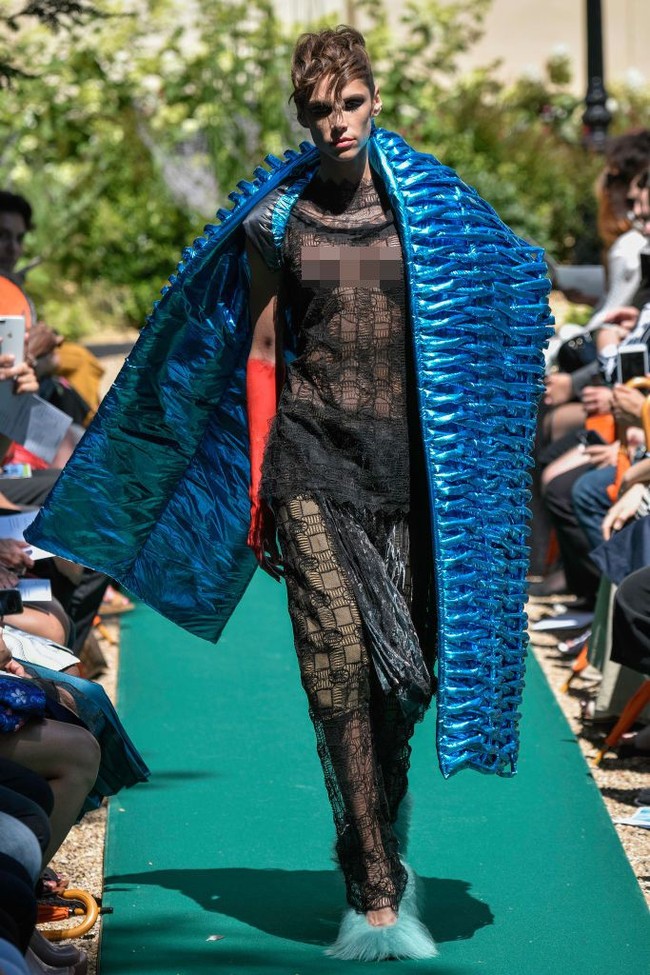 Oversized sepertinya menjadi kata kunci untuk koleksi haute couture desainer Antonio Ortega. Setelah jaket yang sangat besar, sang desainer menampilkan syal yang juga berukuran sangat besar. Foto: Francois Durand/Getty Images