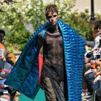 Oversized sepertinya menjadi kata kunci untuk koleksi haute couture desainer Antonio Ortega. Setelah jaket yang sangat besar, sang desainer menampilkan syal yang juga berukuran sangat besar. Foto: Francois Durand/Getty Images