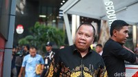 Irwan semestinya diperiksa Rabu (10/7). Namun, karena berhalangan hadir, akhirnya dia memenuhi panggilan KPK menjadi saksi untuk Bowo dan Indung hari ini.