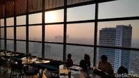 Sebelumnya, kondisi udara Jakarta sempat ramai dibahas setelah situs penyedia peta polusi udara online, AirVisual, menyatakan udara di Jakarta tidak sehat. Salah satu penyebabnya adalah Polusi yang dihasilkan dari pembakaran bahan bakar kendaraan bermotor.