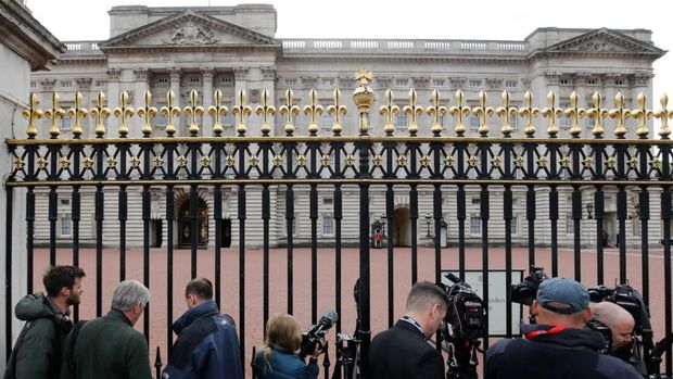 Members of the media gather at the gates of Buckingham Palace in London on May 6, 2019, following the announcement that Britain's Meghan, Duchess of Sussex has given birth to a son. - Meghan Markle, the Duchess of Sussex, gave birth on Monday to a 