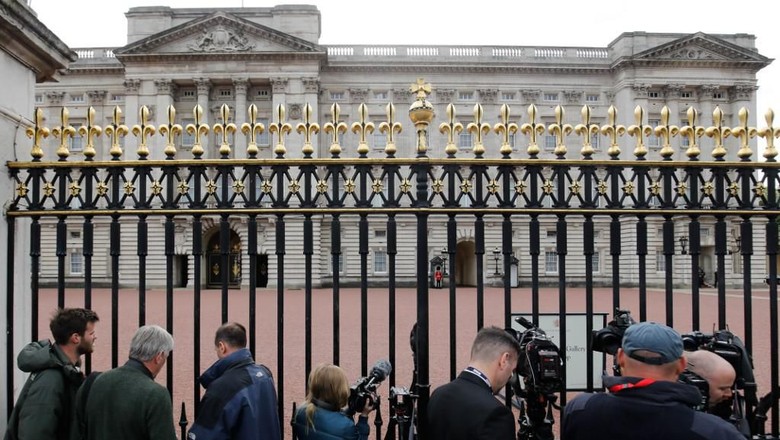 Pria Muda Ditangkap Usai Panjat Pintu Gerbang Istana Buckingham Pria Muda Ditangkap Usai Panjat Pintu Gerbang Istana Buckingham