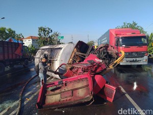 Truk Terguling di Mojokerto, Tumpahan Minyak Goreng Diserbu Warga