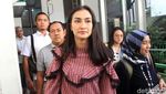 Ekspresi Atiqah Hasiholan Menanti Ibunya Divonis