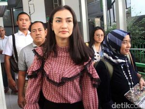Ketegaran Atiqah Hasiholan Jalani Hari Tanpa Ratna Sarumpaet
