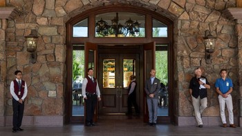 Pelayan dan sekuriti tampak bersiaga. Foto: Getty Images