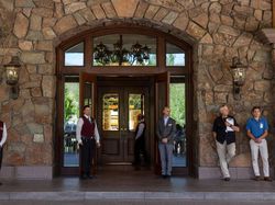 Juragan Teknologi Gelar Pertemuan Rahasia, Busana Seadanya