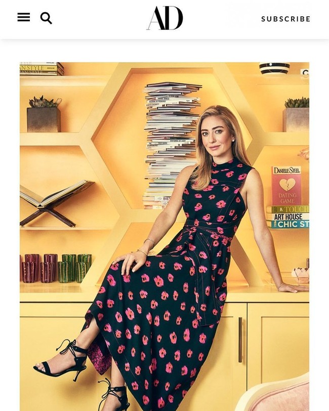 Dilaporkan jika sang suami yang menjadi CEO memperbolehkan budaya kerja yang misoginis. Padahal Whitney sendiri adalah ikon feminin dalam bidang yang didominasi pria. Kabar ini pun telah ditepis oleh Whitney. Foto: Instagram @whitney