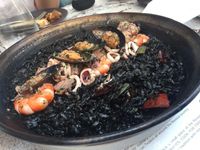 Beras Bomba dari Valencia Diolah Jadi Black Paella yang Gurih Enak