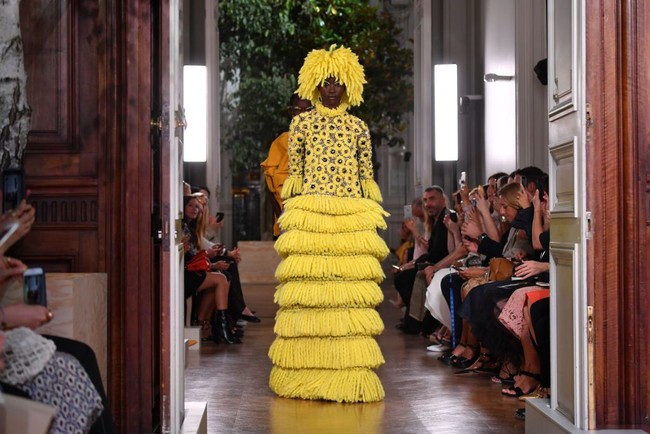 Rumah mode Valentino menampilkan model yang seperti memakai kemoceng pada fashion show haute couture di Paris Fashion Week 2019. Foto: Pascal Le Segretain/Getty Images