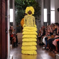 Rumah mode Valentino menampilkan model yang seperti memakai kemoceng pada fashion show haute couture di Paris Fashion Week 2019. Foto: Pascal Le Segretain/Getty Images