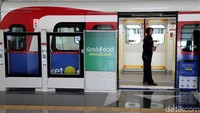 LRT Jakarta mencatat jumlah penumpang tertinggi dalam sehari yang pernah diangkut mencapai 12.000 orang. Hal itu pernah terjadi pada saat weekend. Sementara untuk weekday, rata-ratanya sekitar 6.000 hingga 10.000 orang.