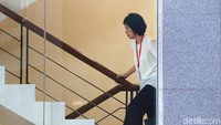 Dalam kasus ini, mantan Dirut PT Garuda Indonesia Emirsyah Satar telah ditetapkan sebagai tersangka. Emirsyah diduga menerima suap miliaran rupiah dari Soetikno Soedarjo.
