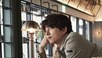 Gong Yoo mengawali karir sebagai video jockey di sekitar tahun 2000. Begini nih gaya ngelamunnya sambil minum kopi. Foto: Instagram officialgongyoo