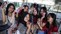 Sebulan sudah uji coba moda Lintas Rel Terpadu (LRT) dilakukan secara gratis. Para anak muda tak mau ketinggalan menjajal LRT Kelapa Gading-Velodrome, Jakarta, Kamis (11/7/2019).