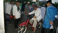 Hal menarik lainnya juga terlihat kala Nurdin menjajal motor si pitung alias Honda C70. Saat menunggangi motor ini, Nurdin merasa kembali saat muda. Istimewa/Dok. Instagram @nurdin757.