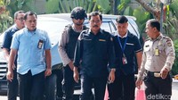 Nurdin tidak berbicara apa pun saat digelandang masuk ke gedung KPK.
