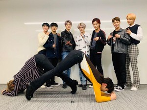 Sentuhan Seruling Khas yang Melekat di Lagu Sticker NCT127