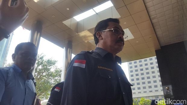 Gubernur Kepulauan Riau (Kepri) Nurdin Basirun yang diamankan dalam operasi tangkap tangan (OTT) tiba di gedung KPK, Kamis (11/7/2019)