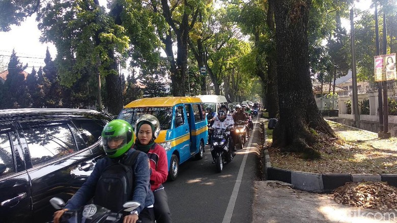 Uji Coba Satu Arah Sukajadi-Setiabudi Bandung Sebabkan Kemacetan Uji Coba Satu Arah Sukajadi-Setiabudi Bandung Sebabkan Kemacetan
