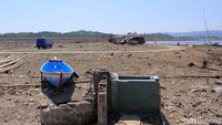 Salah satu warga, Tatang (69) mengatakan, debit air di Waduk Jatigede menyusut sejak tiga pekan ke belakang. Tatang tak dapat menyebutkan, berapa meter debit air Waduk Jatigede menyusut. Namun menurutnya, bila diukur dari batas normal, hampir 500 meter genangan air menyusut.