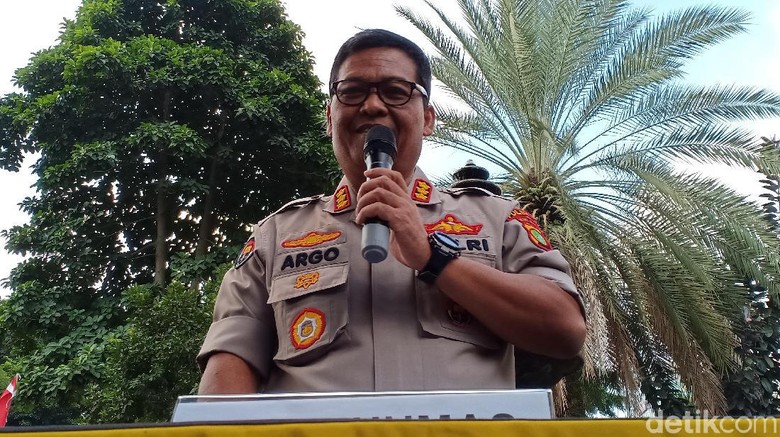 Polisi: Insinyur S Salin Data di Laptop Ninoy untuk Diserahkan ke Munarman Polisi: Insinyur S Salin Data di Laptop Ninoy untuk Diserahkan ke Munarman