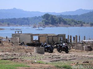 Sisa Perkampungan yang Hilang Kembali Terlihat di Waduk Jatigede