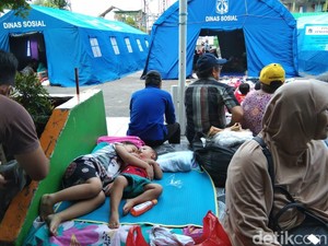 Melihat Lebih Dekat Kondisi Korban Kebakaran Tebet di Tenda Pengungsian