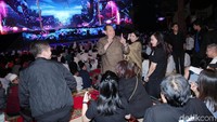 Para anak yatim diajak menyaksikan multimedia show.