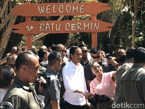 Saat Jokowi dan Iriana Menyusuri Gua Batu Cermin di NTT