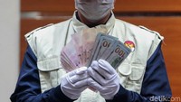 Uang dalam berbagai pecahan itu antara lain SGD 43.942 (Rp 456.300.319,3), USD 5.303 (Rp 74.557.528,5), Euro 5 (Rp 79.120,18), RM 407 (Rp 1.390.235,83), Riyal 500 (Rp 1.874.985,75), dan Rp 132.610.000.