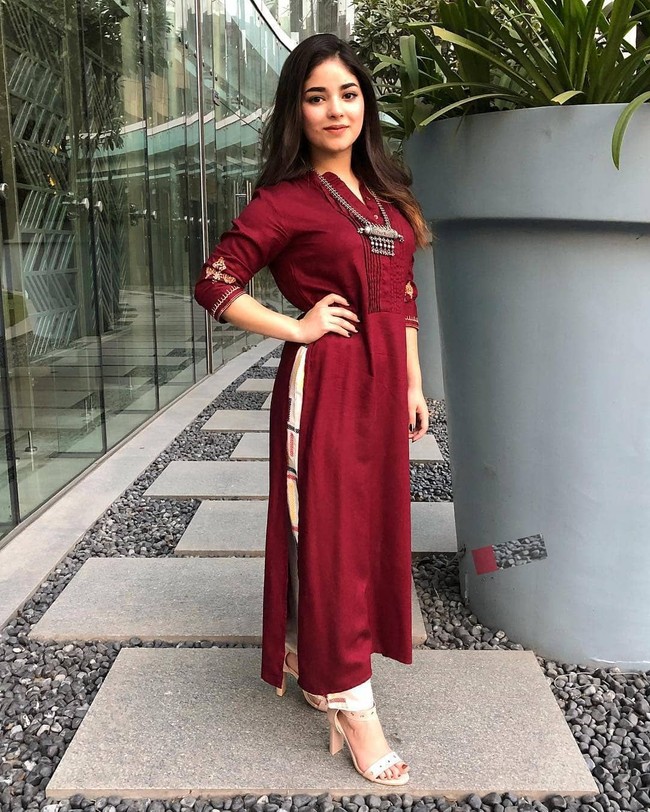 Keputusan pemain film Secret Superstar yang memilih pensiun dari dunia Bollywood karena merasa tak bahagia menjalankan kehidupan dan menjauhkannya dari agama ini pun menuai perdebatan. Meskipun banyak netizen yang merasa kecewa, tak sedikit juga dari mereka yang mendukun pilihan Zaira. Foto: Instagram @zairawasim_23