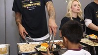 Kalau pose yang satu ini, memperlihatkan Kuzma yang tengah sibuk membagikan berbagai jenis makanan enak untuk anak-anak. Foto: Instagram @kuz