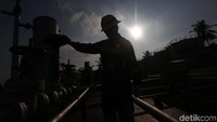 Pekerja memeriksa fasilitas stasiun pengumpul 5 di Pertamina EP Asset 1 Rantau Field, Aceh Taminang, Aceh, Rabu (10/7/2019).